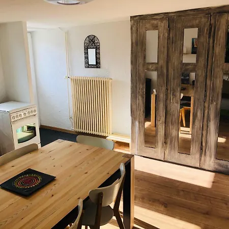 Le 13, Charmant De 2 Pieces A