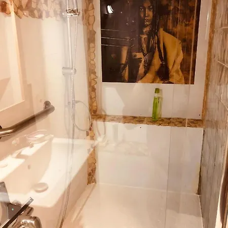 Le 13, Charmant De 2 Pieces A *