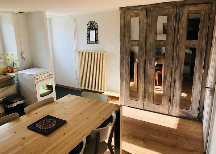 Le 13, Charmant De 2 Pieces A